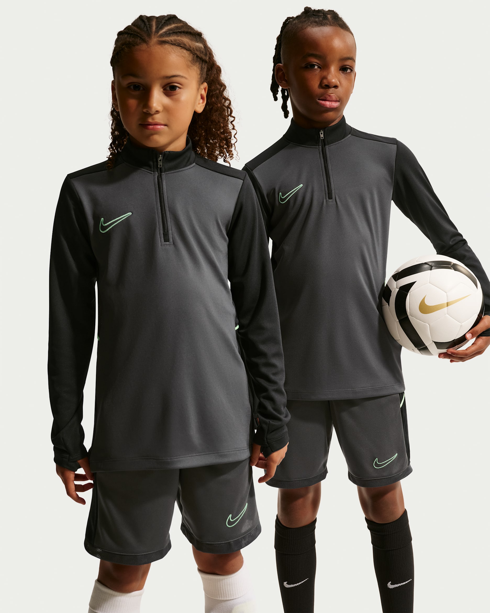 Nike Academy Older Kids' Dri-FIT Long-Sleeve 1/4-Zip Football